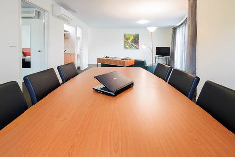 Premier Hotel & Apartments - Foster Accommodation 5