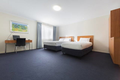 Premier Hotel & Apartments - Foster Accommodation 8