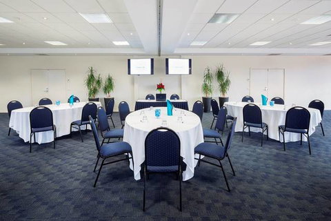 Premier Hotel & Apartments - Foster Accommodation 11