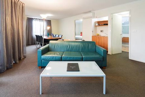 Premier Hotel & Apartments - Foster Accommodation 12