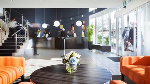 Premier Hotel & Apartments - Foster Accommodation 13