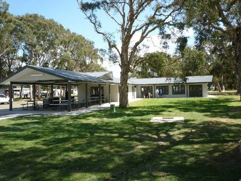 Swansea Gardens Lakeside Holiday Park - Foster Accommodation 2