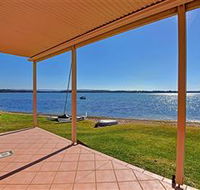 Luxury Waterfront House - Foster Accommodation