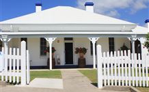 Smoky Cape Lighthouse Bed And Breakfast - Foster Accommodation 2