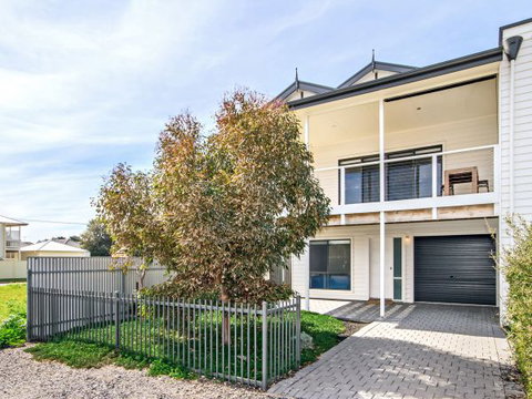 Century 21 SouthCoast: Bayside - Foster Accommodation 1