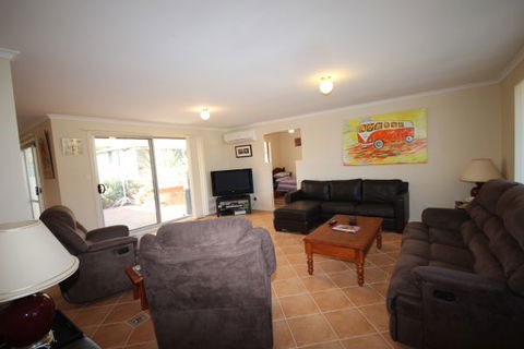 LJ Hooker Goolwa Holiday Rentals - 12 Willmett Road, Goolwa Beach - Foster Accommodation 0