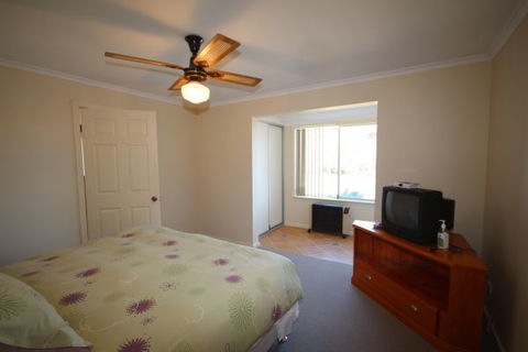 LJ Hooker Goolwa Holiday Rentals - 12 Willmett Road, Goolwa Beach - Foster Accommodation 2