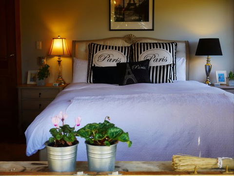 La Perrie Chalet Bed And Breakfast - Foster Accommodation 0