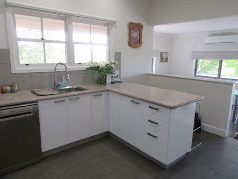 Valley View Cottage - Foster Accommodation 1