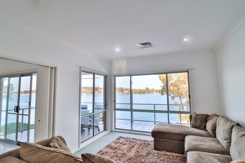 El Lago Jetty - Foster Accommodation 1