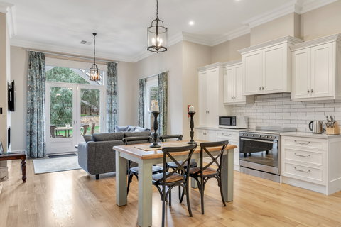 Grandview Accommodation - The Elm Tree Apartments - Foster Accommodation 5