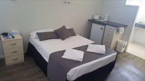 Queens Beach Hotel - Foster Accommodation 1