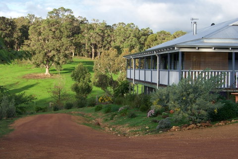 Blue House Bed And Breakfast - Foster Accommodation 0
