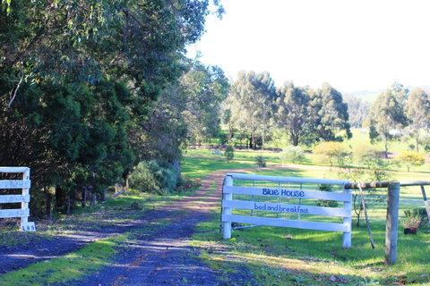 Blue House Bed And Breakfast - Foster Accommodation 3