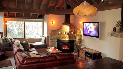 Wallace's - Crystal Creek Chalet 1 - Foster Accommodation 2