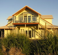 Logans Beach House and Apartments - Foster Accommodation