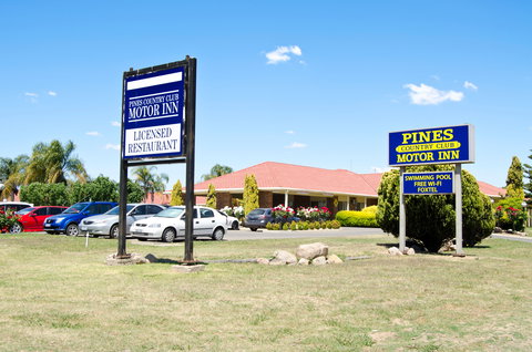 Pines Country Club Motor Inn - Foster Accommodation 0