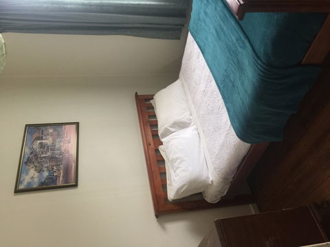 Lake Leake Inn - Foster Accommodation 1