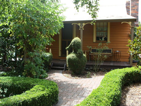Westbury Gingerbread Cottages - The - Foster Accommodation 2