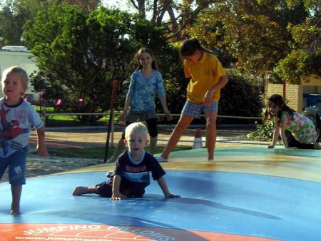 Pink Lake Tourist Park - Foster Accommodation 1