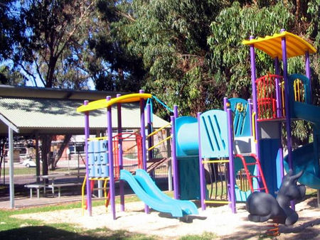 Pink Lake Tourist Park - Foster Accommodation 2