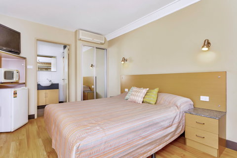 Econo Lodge Karratha - Foster Accommodation 1