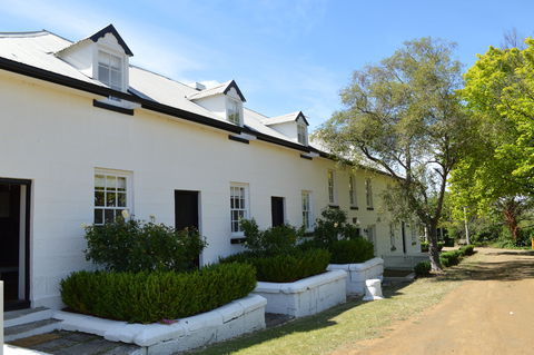 Lythgo's Row Colonial Cottages - Foster Accommodation 1