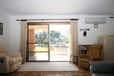 Paradise On The Water - Foster Accommodation 1