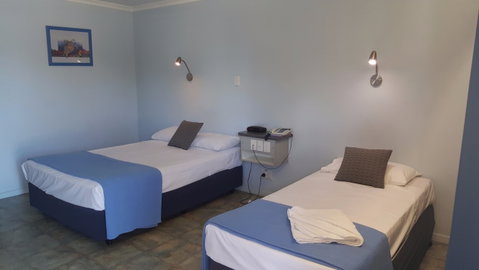 Queens Beach Hotel - Foster Accommodation 0
