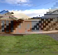 Canalside Family Getaway - Foster Accommodation