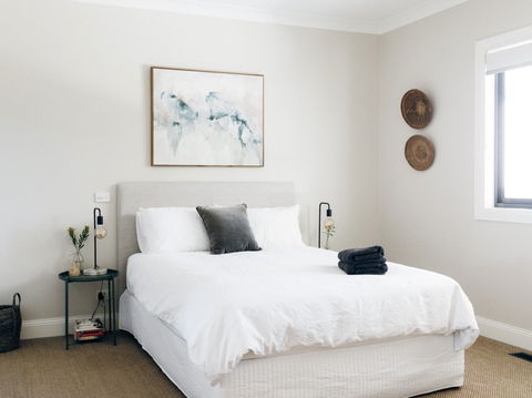 Chic Country Cottage With Vineyard Views - Foster Accommodation 2