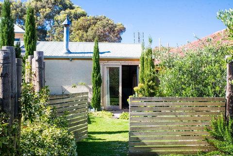 Trader Jack's - Foster Accommodation 1