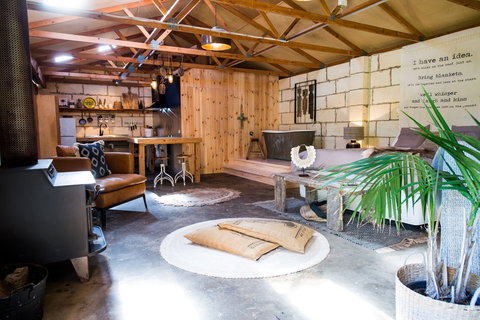 Trader Jack's - Foster Accommodation 2