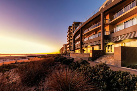 Oaks Glenelg Plaza Pier Suites - Foster Accommodation 0