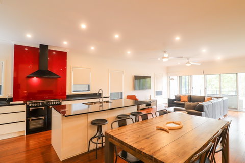 Sunset On Lake Point - Foster Accommodation 2