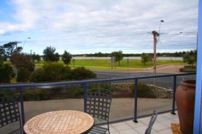 Ultimate Holiday Apartments - Foster Accommodation 1