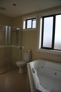 Ultimate Holiday Apartments - Foster Accommodation 4