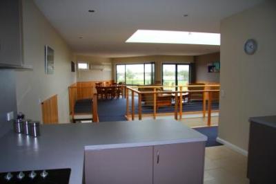 Ultimate Holiday Apartments - Foster Accommodation 5