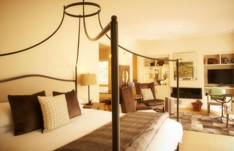Lake House - Foster Accommodation 1