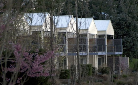 Lake House - Foster Accommodation 2