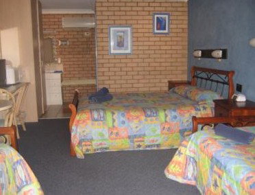 Cameo Inn Motel - Foster Accommodation 4