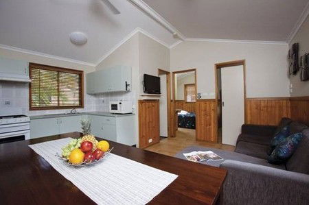Blue Dolphin Resort & Holiday Park - Foster Accommodation 3