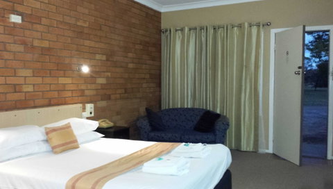 AA Hilldrop Motor Inn - Foster Accommodation 0