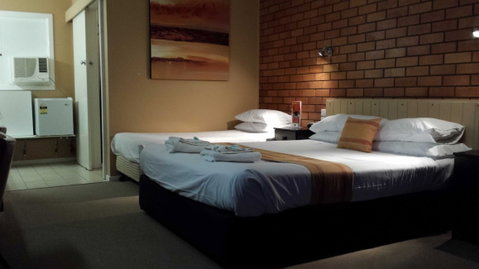 AA Hilldrop Motor Inn - Foster Accommodation 5