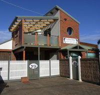 Black Dolphin Townhouse and Apartment - Foster Accommodation