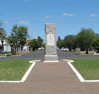War Memorial and Heroes Avenue - Foster Accommodation