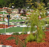 18 Hole Mini Golf - Club Husky - Foster Accommodation