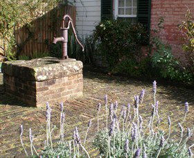Experiment Farm Cottage - Foster Accommodation 3