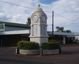 Barcaldine War Memorial Clock - Foster Accommodation 0