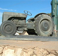 Ferguson Tractor Monument - Foster Accommodation